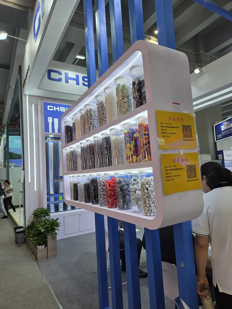 Display de componentes plásticos diversos na Canton Fair 2025 — Fase 2