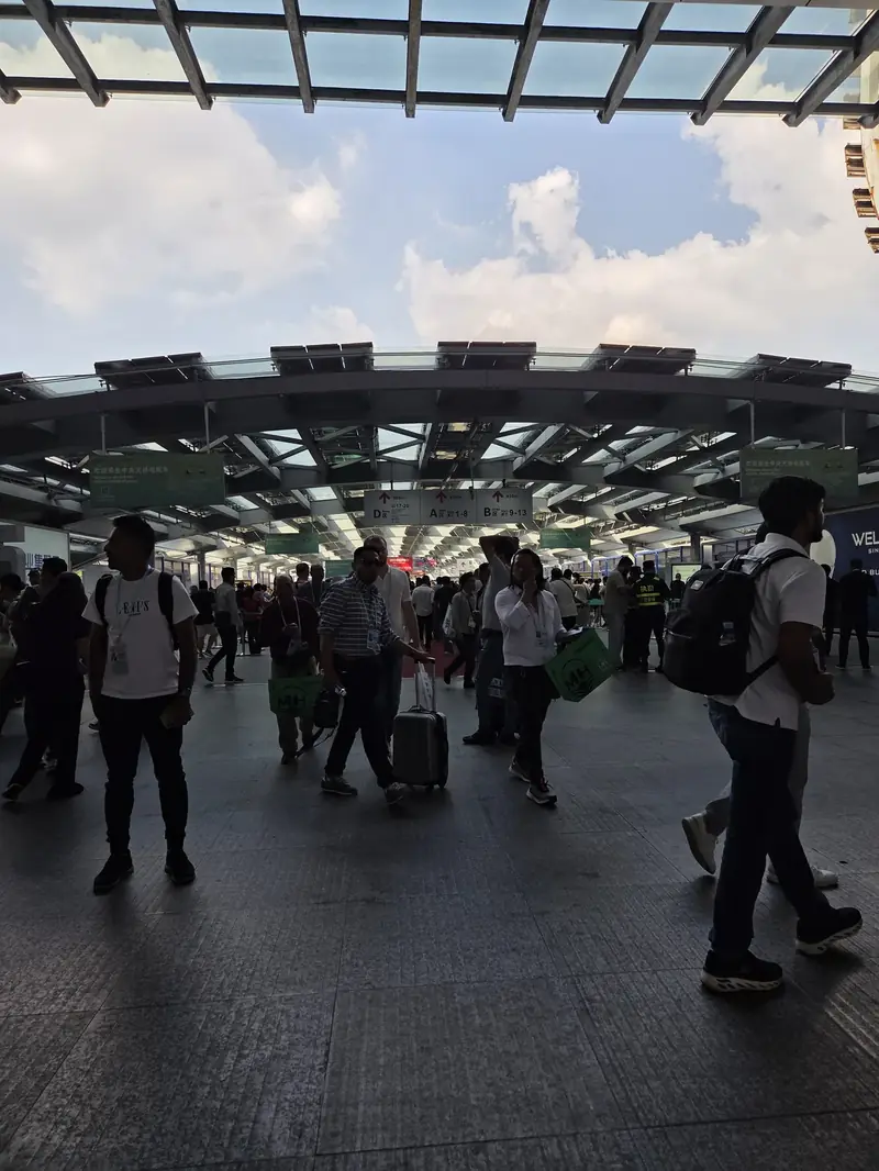 Entrada do complexo Pazhou com compradores — Canton Fair 2025