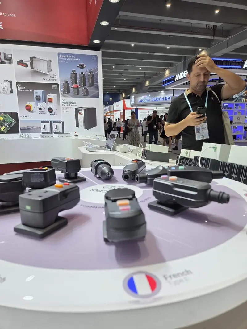 Estande de componentes elétricos e solares na Canton Fair 2025 — Fase 1 Energia