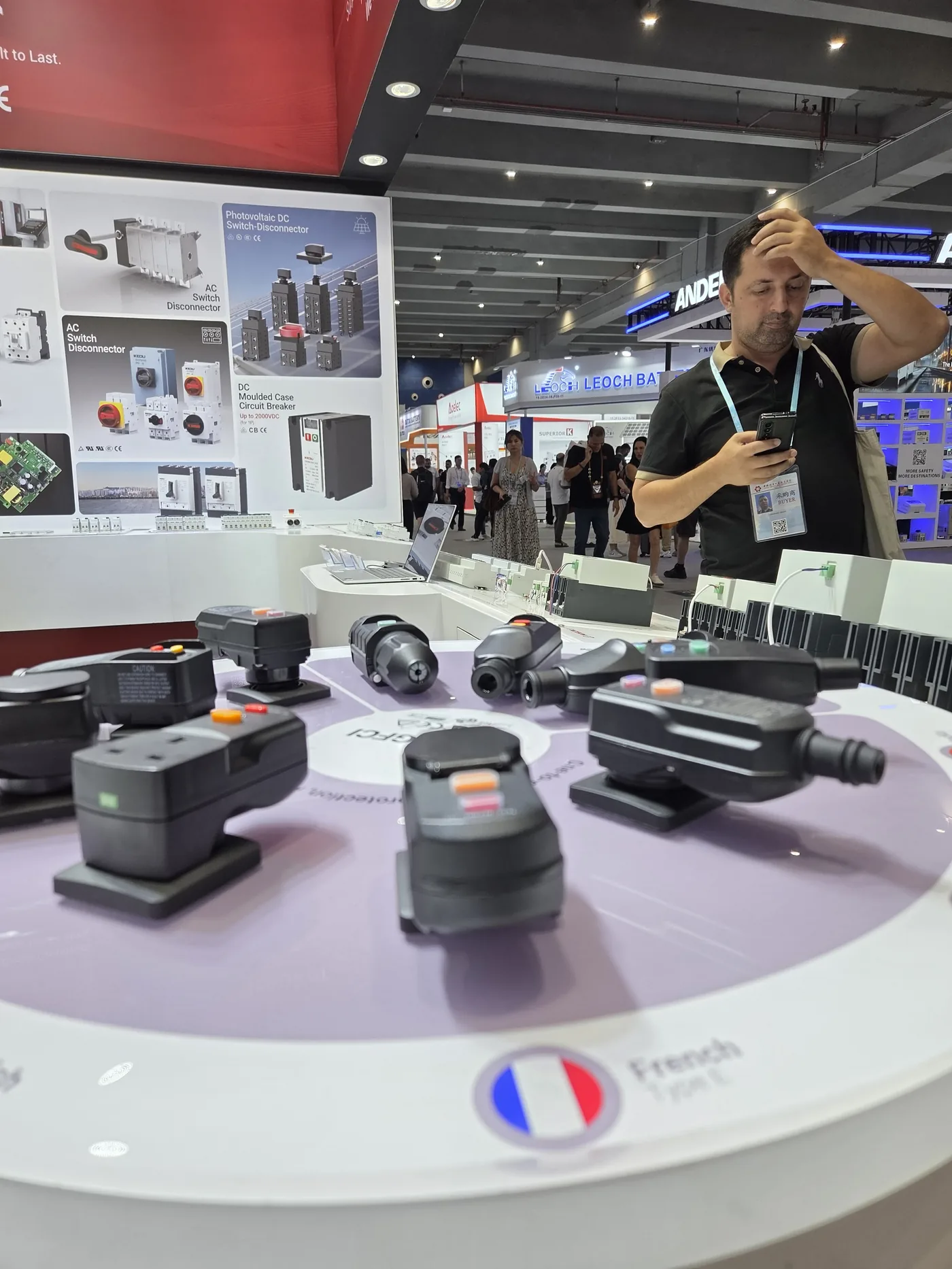 Estande de componentes elétricos e solares na Canton Fair 2025 — Fase 1 Energia
