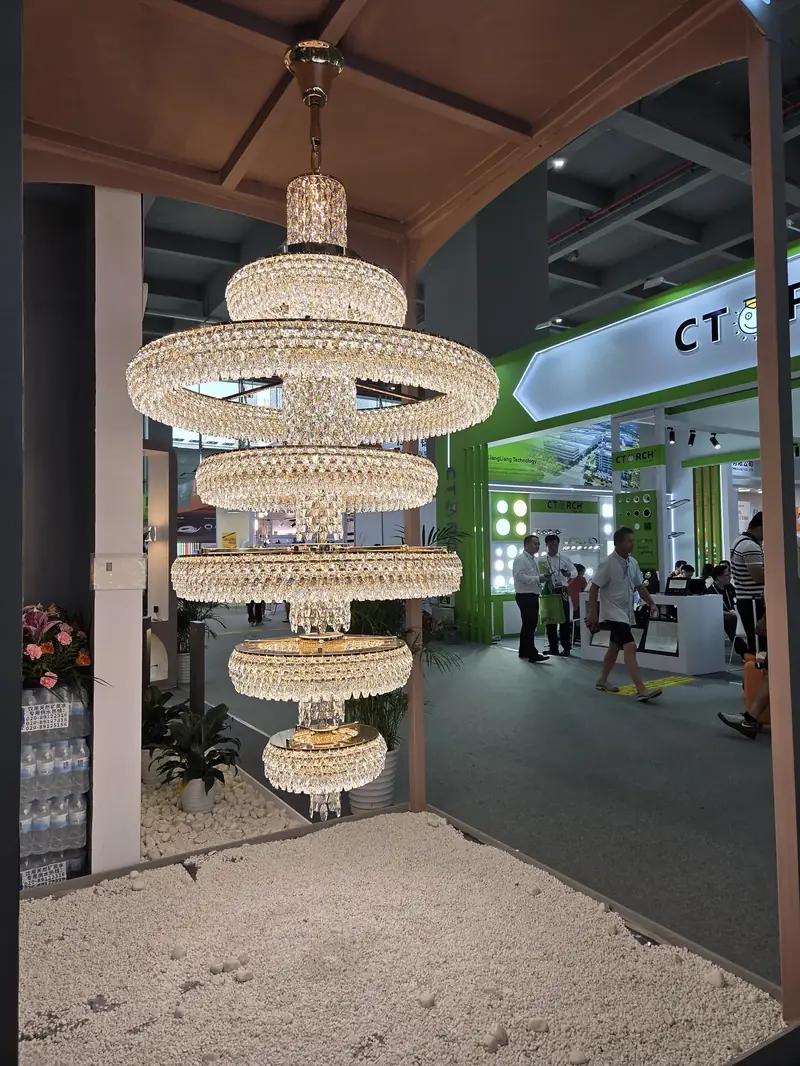 Lustre de cristal luxo na seção de iluminação — Fase 2 Casa e Decoração