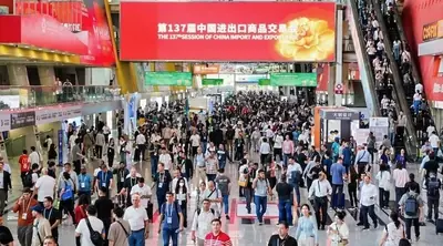 Multidão de compradores no corredor principal da Canton Fair 2025 — Pazhou Complex, Guangzhou