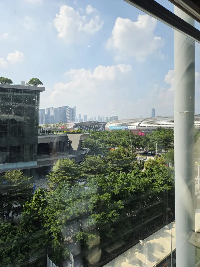 Vista do skyline de Guangzhou pela janela do complexo Pazhou