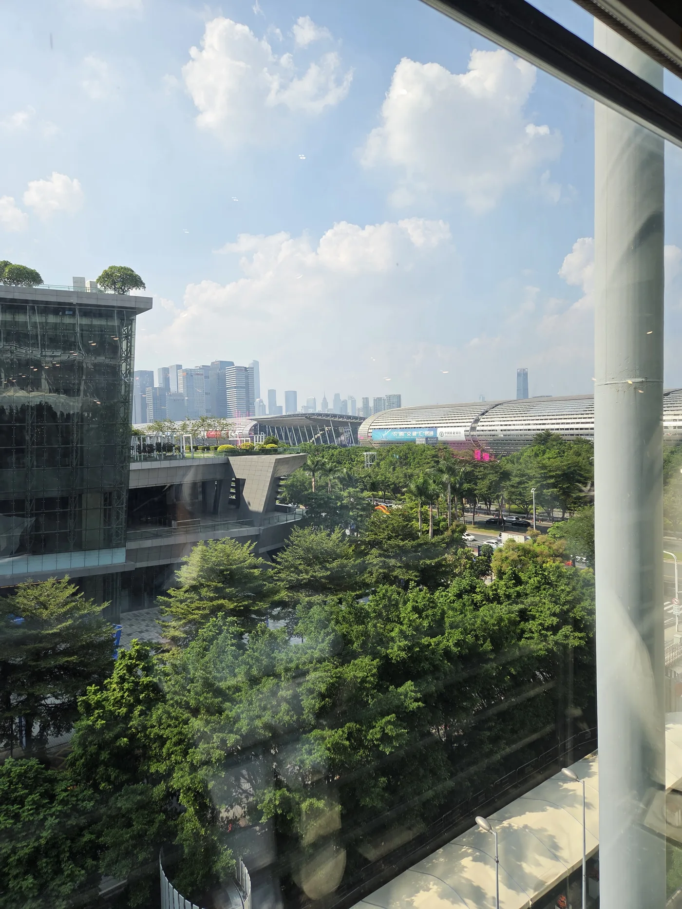 Vista do skyline de Guangzhou pela janela do complexo Pazhou