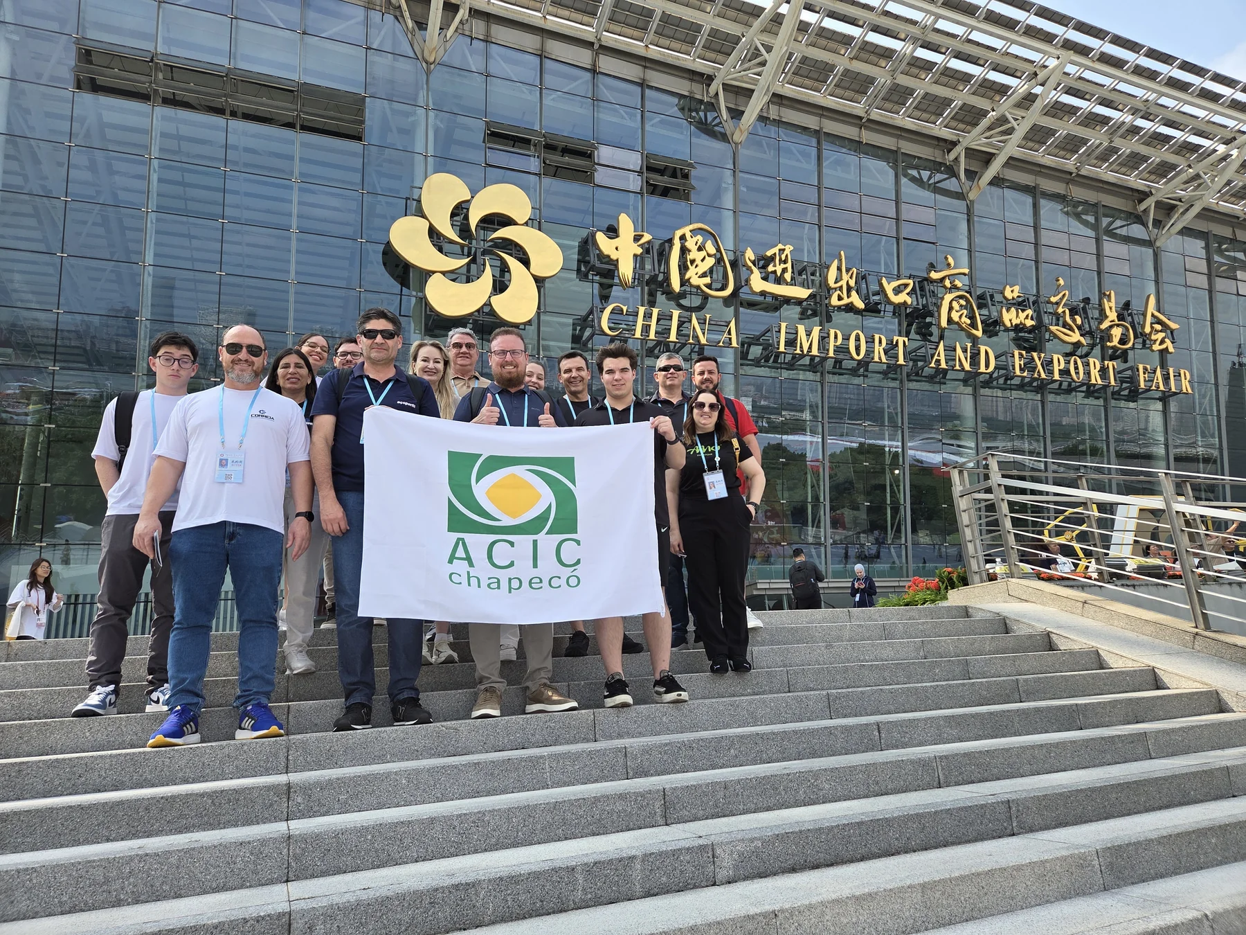 Grupo AMO Embarque na entrada da Canton Fair com bandeira ACIC Chapecó — Missão 2025