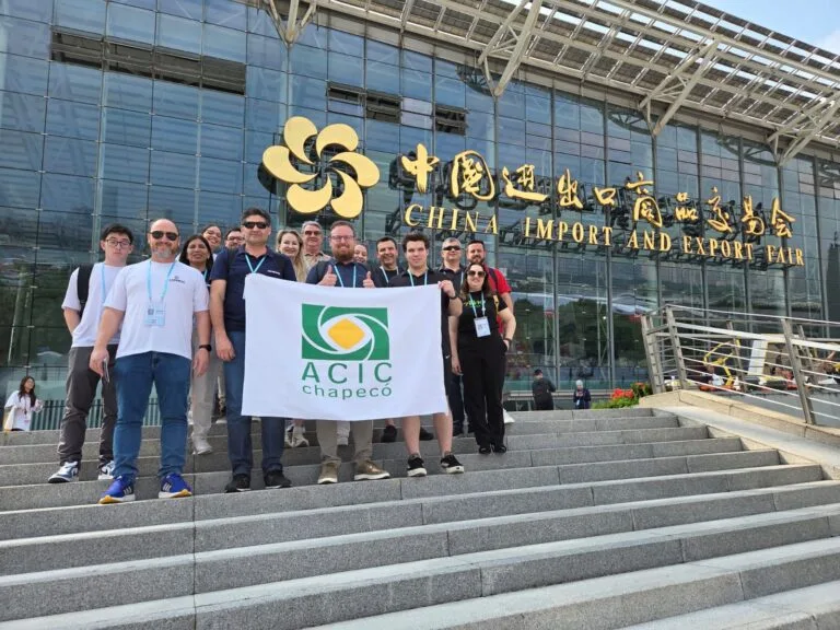 Grupo AMO Embarque na entrada da Canton Fair com bandeira ACIC Chapecó