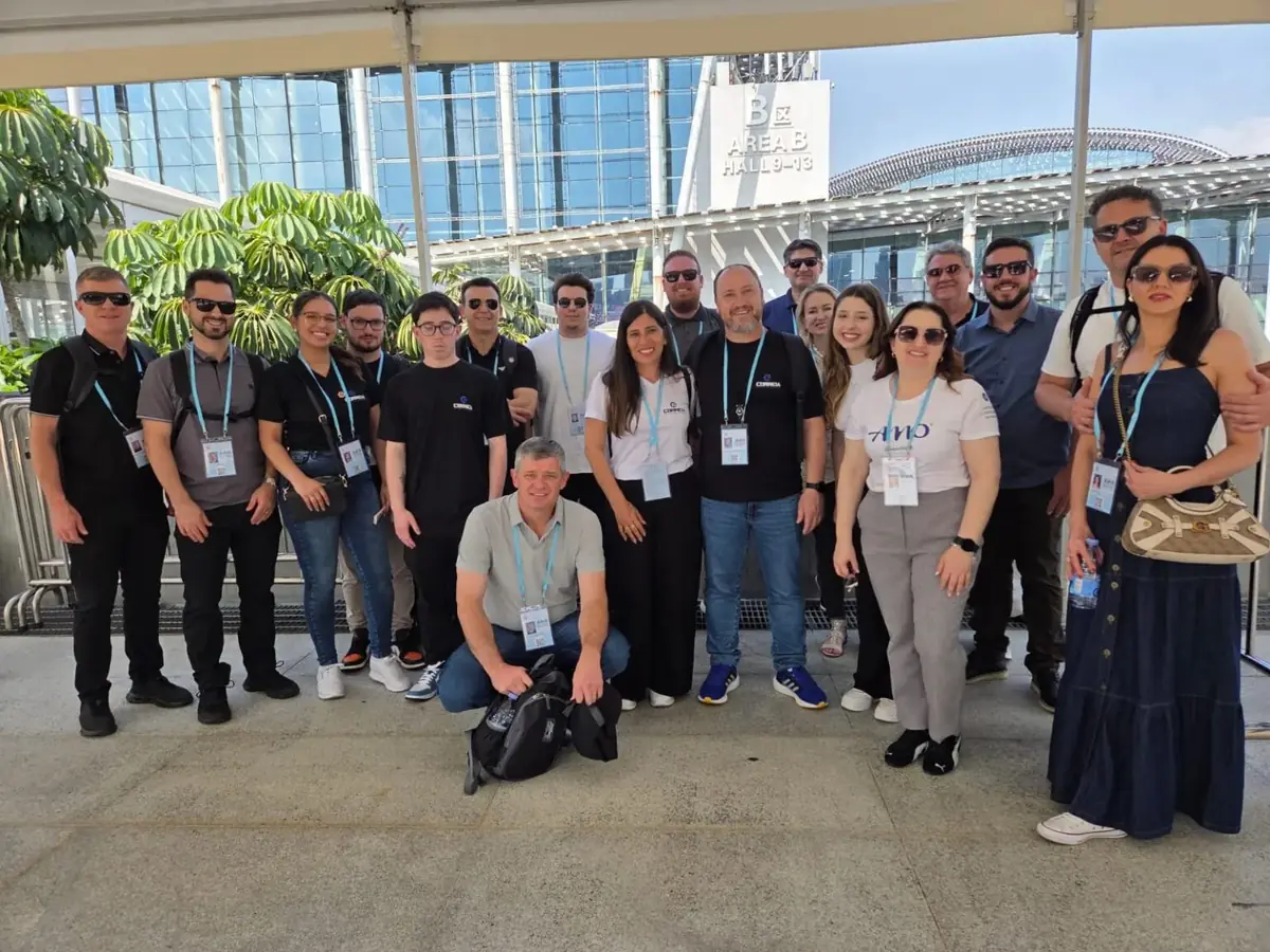 Grupo de empresários brasileiros AMO Embarque na Canton Fair 2025 com bandeira ACIC Chapecó — Guangzhou China