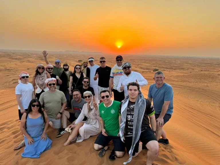 Grupo AMO Embarque no deserto de Dubai ao pôr do sol
