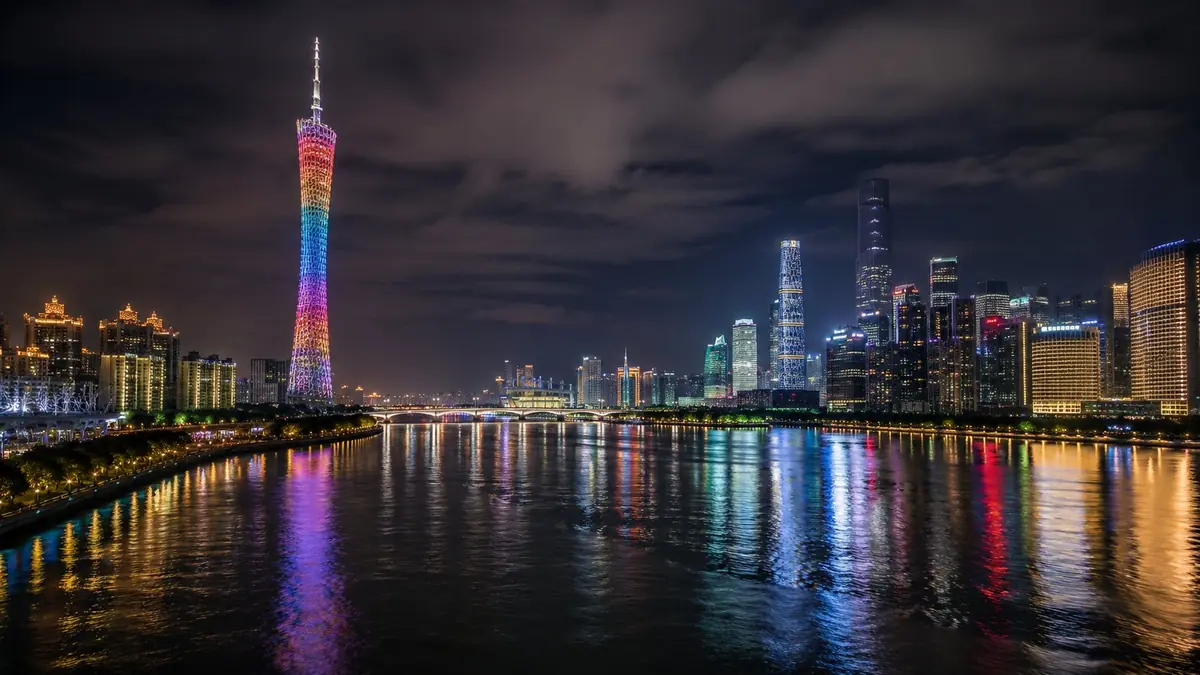 Skyline de Guangzhou à noite com Canton Tower iluminada e reflexos no Rio Pérola — cidade sede da Canton Fair China
