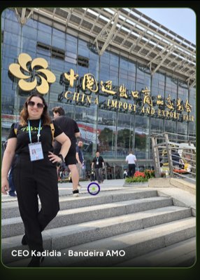 Jamila Umar (sócia AMO Embarque) na entrada da Canton Fair 2025 — China Import and Export Fair