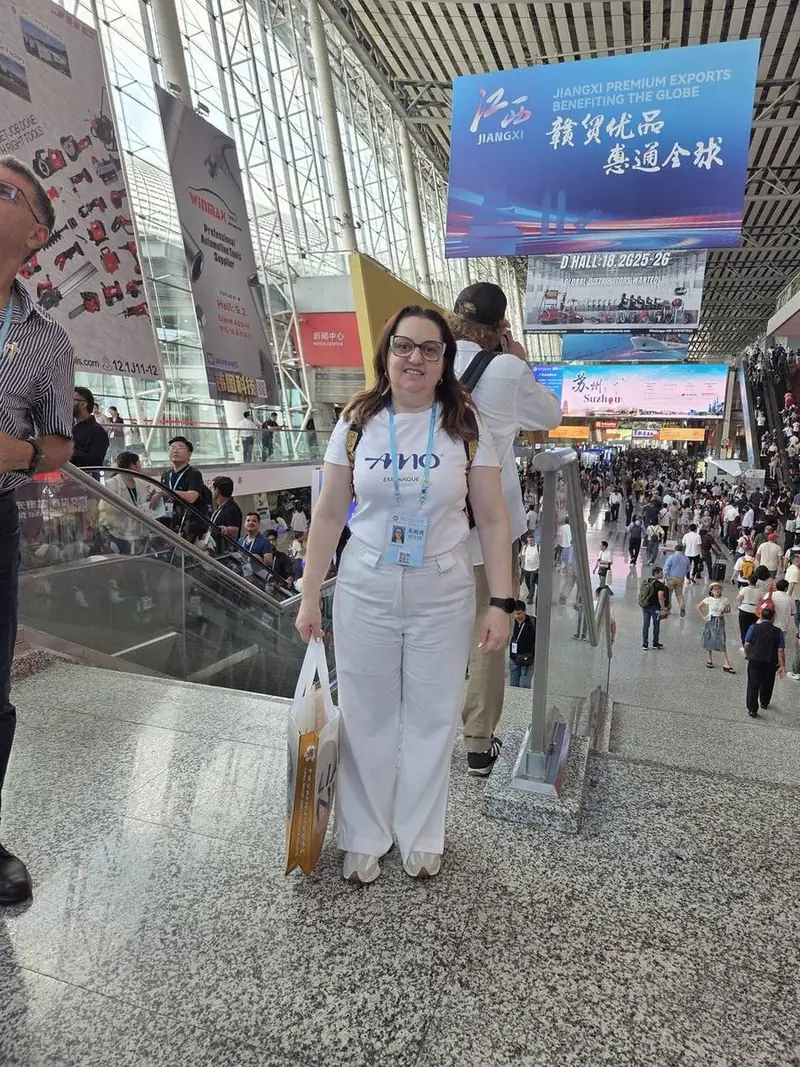 Jamila Umar sócia AMO Embarque dentro da Canton Fair 2025 — hall interior Guangzhou China